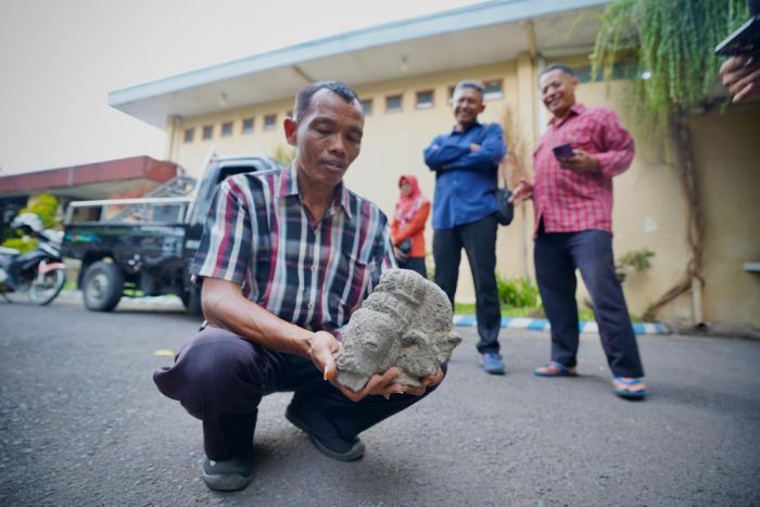 Fragmen Kepala Ganesha yang Hilang saat Penjarahan di Kantor Pemkab Kediri Ditemukan oleh Pelajar Fragmen Kepala Ganesha yang Hilang saat Penjarahan di Kantor Pemkab Kediri Ditemukan oleh Pelajar