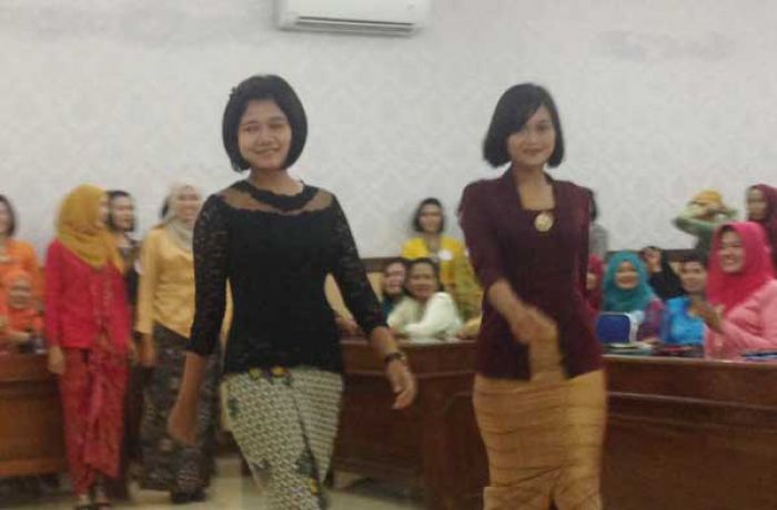 Hari Kartini, Polwan Berkebaya Fashion Show di Hadapan Kapolres Jombang