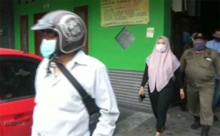 Berduaan di Kamar, PNS DP2KBP2 Mojokerto dan Dosen Terjaring Razia Rumah Kos Satpol PP Berduaan di Kamar, PNS DP2KBP2 Mojokerto dan Dosen Terjaring Razia Rumah Kos Satpol PP