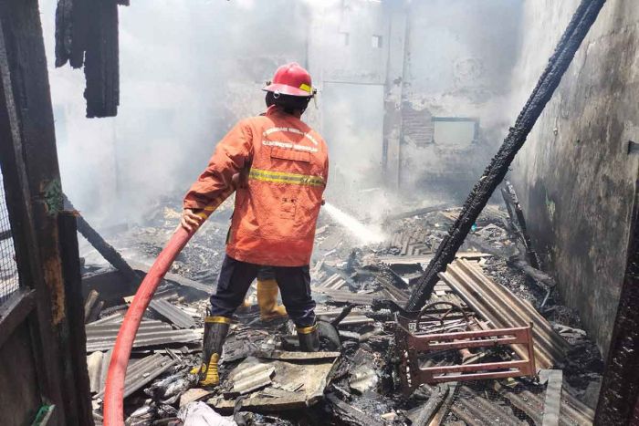 Diduga Akibat dari Pembakaran Sampah, Sebuah Rumah di Brigjen Katamso Sidoarjo Ludes Terbakar Diduga Akibat dari Pembakaran Sampah, Sebuah Rumah di Brigjen Katamso Sidoarjo Ludes Terbakar