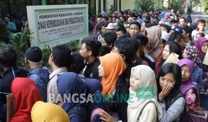 Ratusan Warga Jombang Berjubel Urus e-KTP di Dispendukcapil