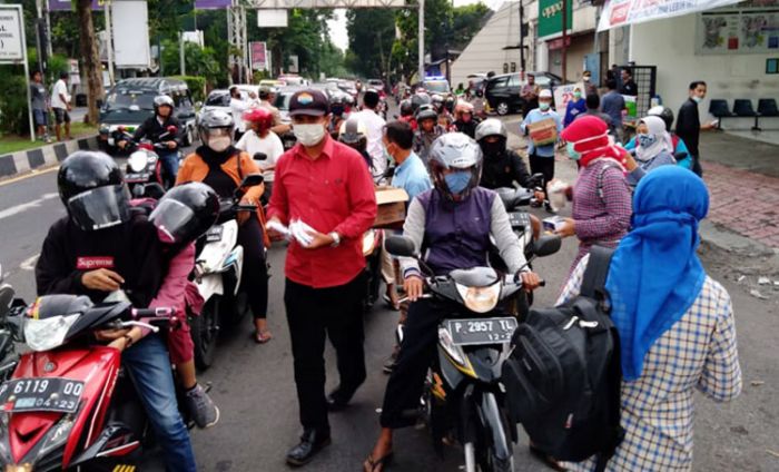 Prihatin Kesadaran Pakai Masker Rendah, Posko Gugus Tugas BUMN Bagikan Ratusan Masker