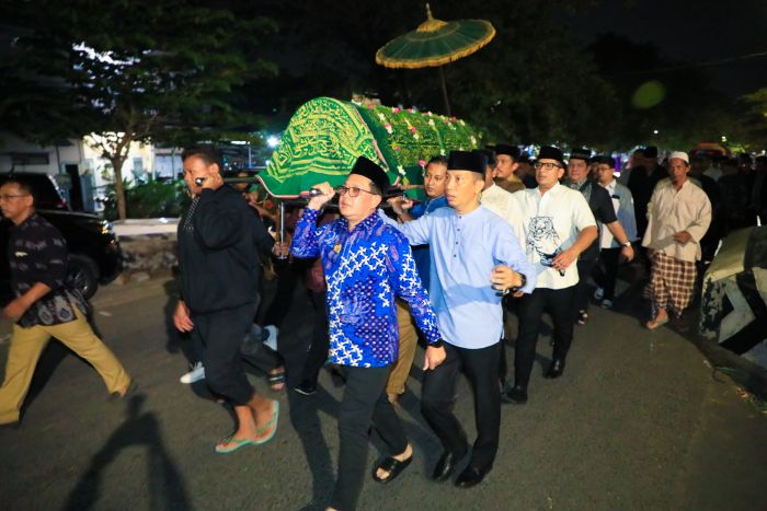 Hadiri Pemakaman Kadis Koperasi dan UKM Jatim, Pj Adhy: Keluarga Besar Pemprov Berduka Hadiri Pemakaman Kadis Koperasi dan UKM Jatim, Pj Adhy: Keluarga Besar Pemprov Berduka