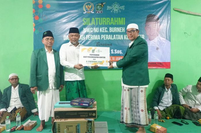 Ketua DPC PKB Bangkalan Beri Bantuan Peralatan Kerja ke MWCNU Burneh