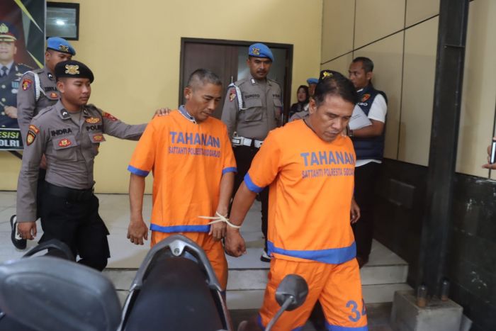 Polisi Ringkus 2 Orang Pelaku dari Video Viral Pamer Senjata Api di Gor Sidoarjo Polisi Ringkus 2 Orang Pelaku dari Video Viral Pamer Senjata Api di Gor Sidoarjo