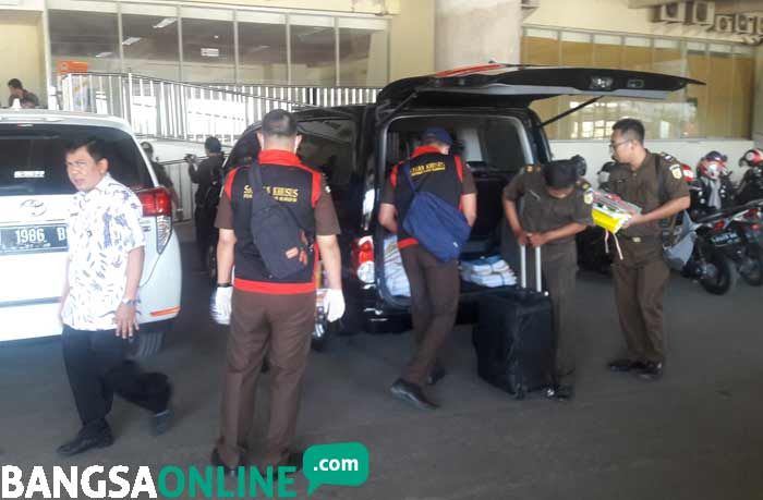 Kejari Gresik Angkut Tiga Berkas Kegiatan Dispora di Tahun 2017 Kejari Gresik Angkut Tiga Berkas Kegiatan Dispora di Tahun 2017