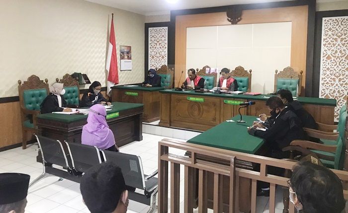 Terdakwa Kasus Menantu Gadaikan BPKB Mertua di Sidoarjo Divonis 10 Bulan Hukuman Percobaan Terdakwa Kasus Menantu Gadaikan BPKB Mertua di Sidoarjo Divonis 10 Bulan Hukuman Percobaan
