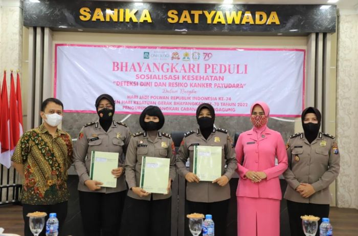 Puluhan Polwan Polres Tulungagung Jalani Deteksi Kanker Payudara, Dapat Tips Cara Lakukan Sadari Puluhan Polwan Polres Tulungagung Jalani Deteksi Kanker Payudara, Dapat Tips Cara Lakukan Sadari