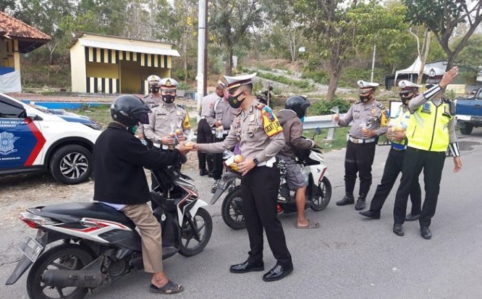 ​Satlantas Polres Bangkalan Bagi-bagi Jeruk saat Operasi Zebra Semeru 2020