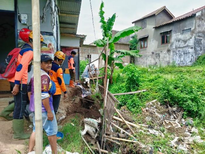 Lagi, Hujan Lebat Akibatkan Fondasi Rumah Warga di Kota Batu Ambrol Lagi, Hujan Lebat Akibatkan Fondasi Rumah Warga di Kota Batu Ambrol