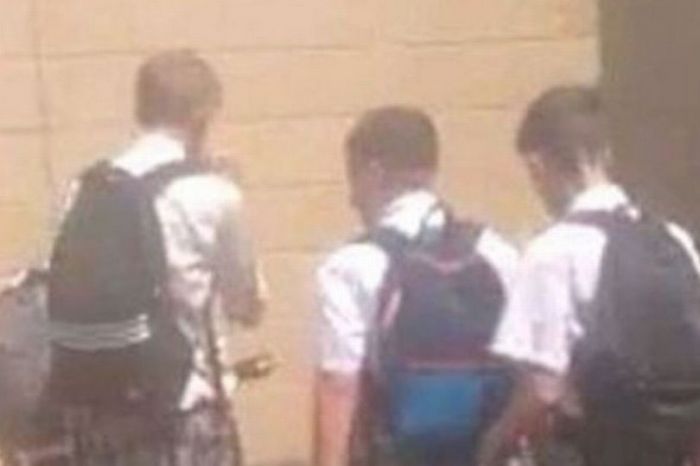 Cuaca Gerah Munculkan Tren Baru, Siswa Lelaki Pakai Rok Cuaca Gerah Munculkan Tren Baru, Siswa Lelaki Pakai Rok