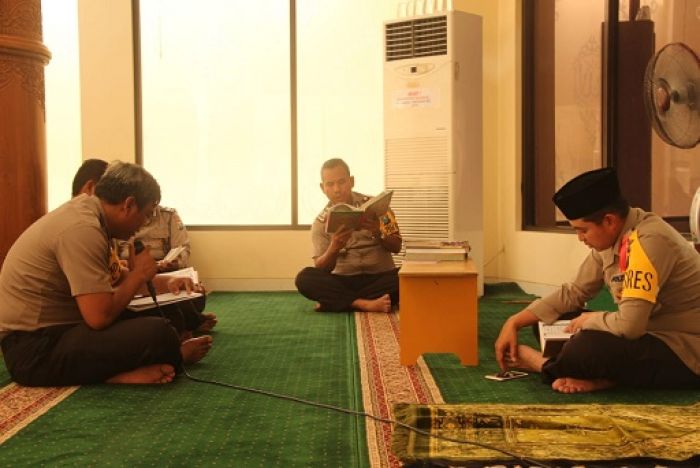 Selama Ramadan, Kapolres Gresik Terapkan Program One Day One Juz Selama Ramadan, Kapolres Gresik Terapkan Program One Day One Juz