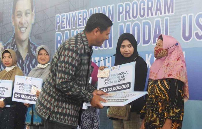 Wali Kota Kediri Salurkan Bantuan Modal Usaha DBHCHT Wali Kota Kediri Salurkan Bantuan Modal Usaha DBHCHT