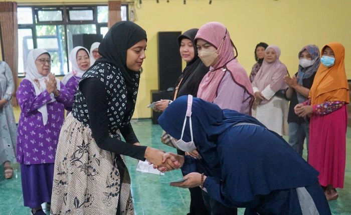 Bunda Fey Serahkan Santunan Kepada 120 Mustahik Kota Kediri Bunda Fey Serahkan Santunan Kepada 120 Mustahik Kota Kediri