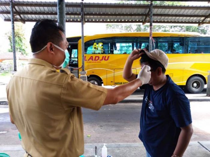 Screening Penumpang Bis, Pendatang dari Bali Terdeteksi Suhu Badannya 38 Derajat Celsius Screening Penumpang Bis, Pendatang dari Bali Terdeteksi Suhu Badannya 38 Derajat Celsius