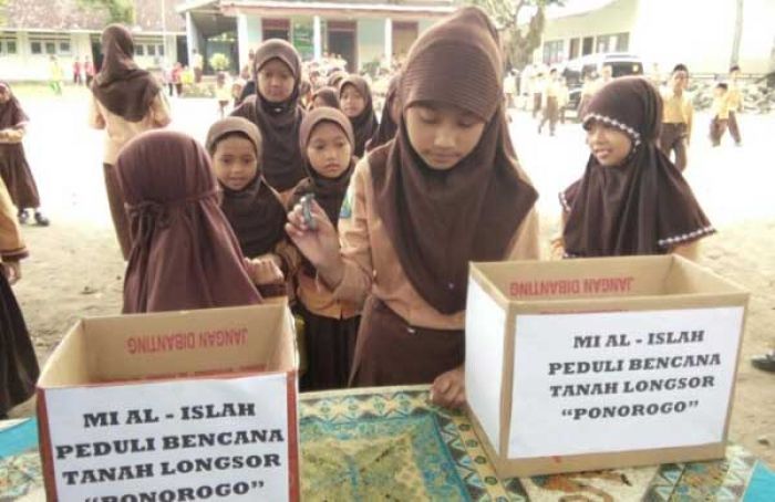Siswa Madrasah di Blitar Sholat Ghaib dan Galang Dana untuk Korban Longsor Ponorogo