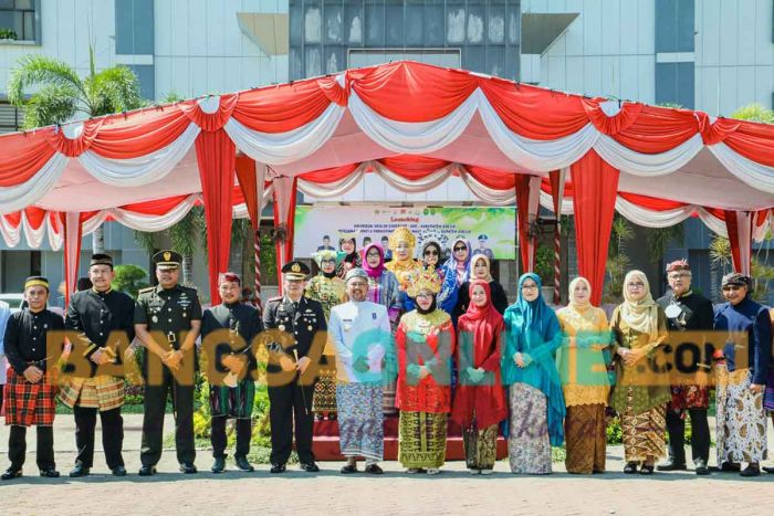 Upacara Sumpah Pemuda, Bupati Gresik Hingga Peserta Kenakan Pakaian Adat Indonesia Upacara Sumpah Pemuda, Bupati Gresik Hingga Peserta Kenakan Pakaian Adat Indonesia