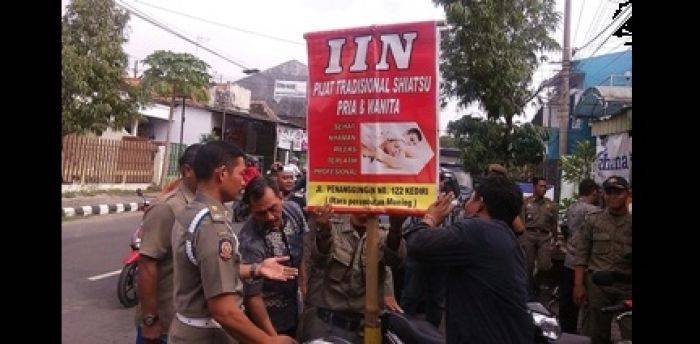 Tiga Panti Pijat Bodong di Kediri Disegel Tiga Panti Pijat Bodong di Kediri Disegel