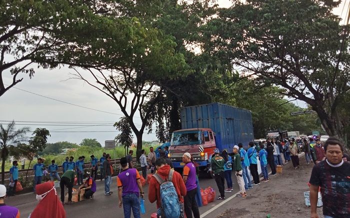 ​Peringati Hari Buruh Sedunia, Sarbumusi Pasuruan Bagikan Ribuan Masker dan Takjil