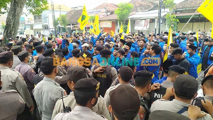 Tolak Kenaikan Harga BBM, Puluhan Mahasiswa Demo di Gedung DPRD Jombang Tolak Kenaikan Harga BBM, Puluhan Mahasiswa Demo di Gedung DPRD Jombang