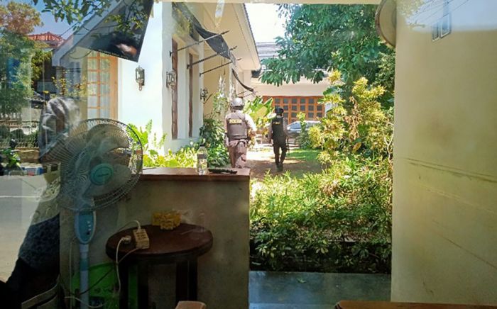 Rumah Pribadi Bupati Probolinggo Digeledah Petugas KPK Rumah Pribadi Bupati Probolinggo Digeledah Petugas KPK