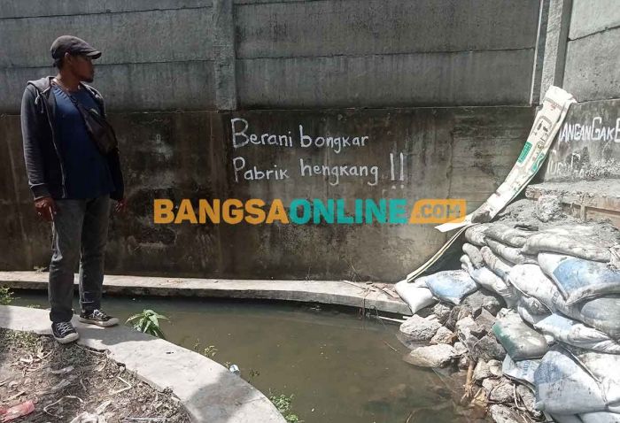PT JAI Ingkar Janji, Warga Gempol Tutup Saluran Air Milik Perusahaan PT JAI Ingkar Janji, Warga Gempol Tutup Saluran Air Milik Perusahaan