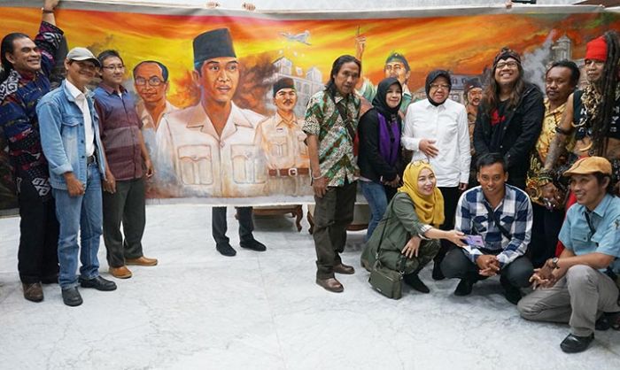 Wali Kota Risma Terima Lukisan Perjuangan 10 November 1945 Sepanjang 10 Meter Wali Kota Risma Terima Lukisan Perjuangan 10 November 1945 Sepanjang 10 Meter