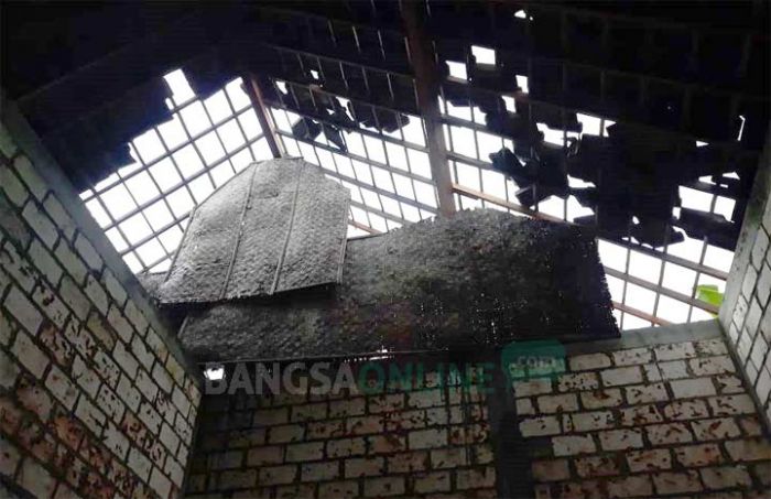Tiga Rumah di Kanor Bojonegoro Rusak Diterjang Angin Puting Beliung Tiga Rumah di Kanor Bojonegoro Rusak Diterjang Angin Puting Beliung