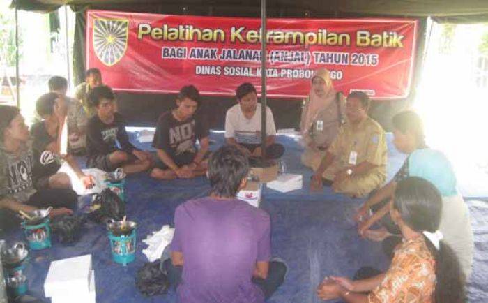 Dinsos Pemkot Probolinggo Latih 10 Anjal Membatik, Program agar tak Kembali Menjadi Anak Jalanan Dinsos Pemkot Probolinggo Latih 10 Anjal Membatik, Program agar tak Kembali Menjadi Anak Jalanan
