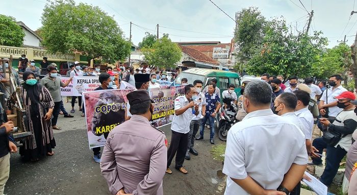 Diduga Jadi Lumbung Pungli dan Premanisme, Massa BPI Tuntut Kepala DPMPTSP Mundur Diduga Jadi Lumbung Pungli dan Premanisme, Massa BPI Tuntut Kepala DPMPTSP Mundur