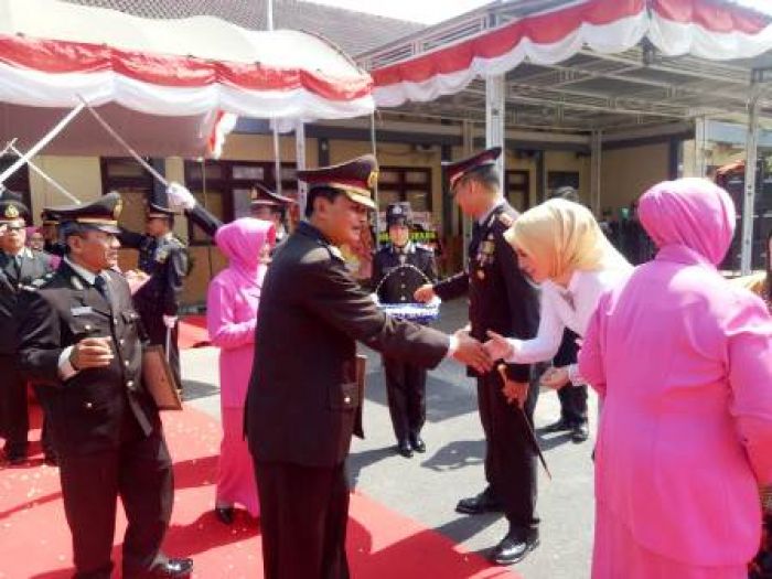 HUT Bhayangkara ke-72, Polres Pamekasan Beri Penghargaan 2 Anggota dan 1 Kades HUT Bhayangkara ke-72, Polres Pamekasan Beri Penghargaan 2 Anggota dan 1 Kades