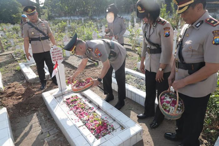 Sambut Hari Bhayangkara, Polres Kediri Kota Gelar Ziarah dan Tabur Bunga di Taman Makam Pahlawan Sambut Hari Bhayangkara, Polres Kediri Kota Gelar Ziarah dan Tabur Bunga di Taman Makam Pahlawan