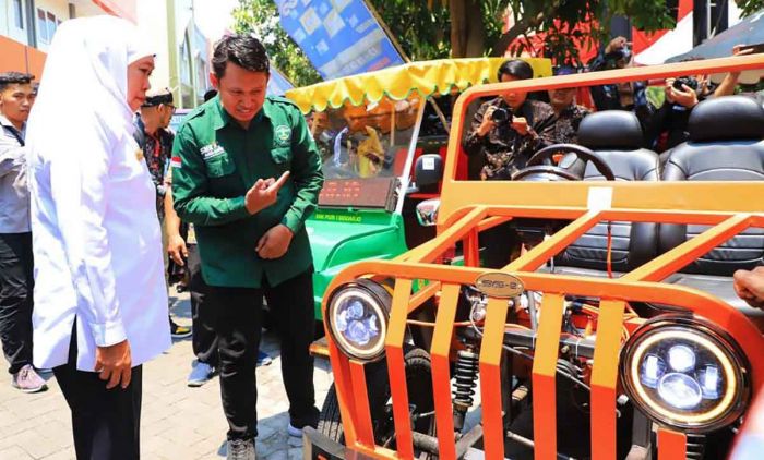 Gubernur Khofifah Tinjau Pameran dan Lepas Parade 260 Kendaraan Konversi Listrik Karya Siswa SMK