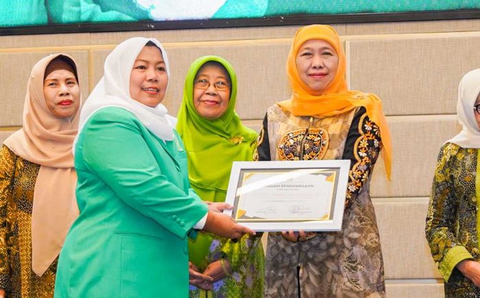 Berperan Besar Bangun Bangsa, Khofifah Dinobatkan Sebagai Tokoh Inspiratif oleh Fatayat NU Jatim Berperan Besar Bangun Bangsa, Khofifah Dinobatkan Sebagai Tokoh Inspiratif oleh Fatayat NU Jatim