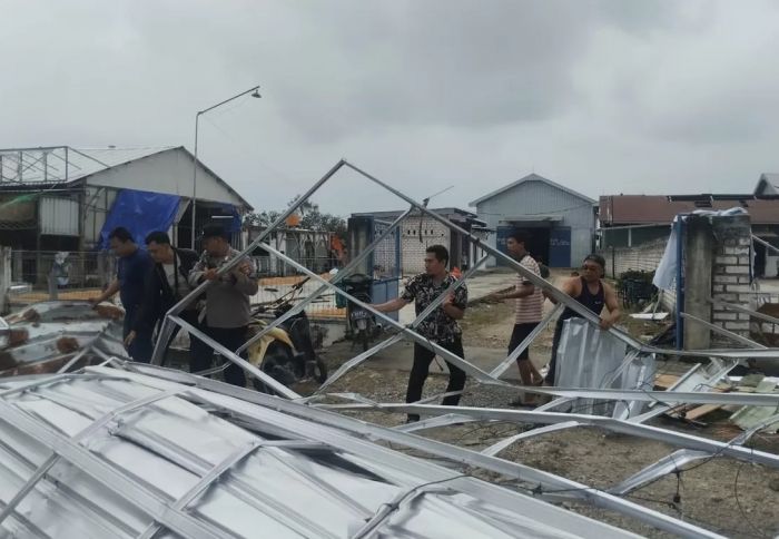Angin Puting Beliung Rusak Rumah Warga hingga Atap SPBU di Sukodadi Lamongan