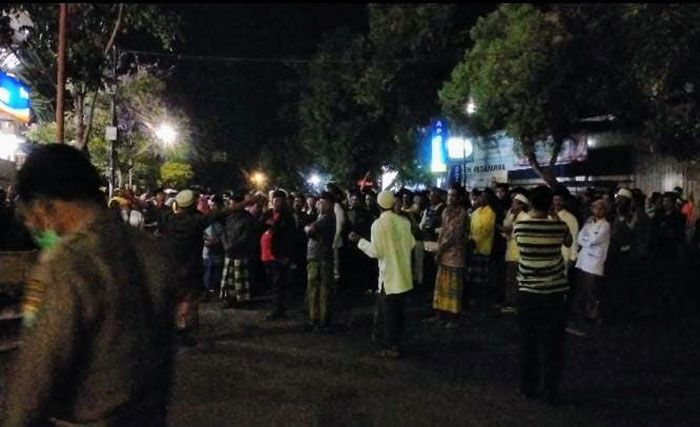 Tak Terima Habib Yusuf Ditangkap Atas Dugaan Pencabulan, Ratusan Massa Geruduk Polres Pamekasan Tak Terima Habib Yusuf Ditangkap Atas Dugaan Pencabulan, Ratusan Massa Geruduk Polres Pamekasan