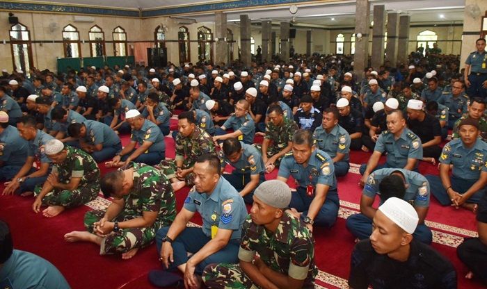 Wujudkan Sinergitas yang Solid, Pangarmada II Gelar Salat Jumat Bersama Satbrimob Polda Jatim Wujudkan Sinergitas yang Solid, Pangarmada II Gelar Salat Jumat Bersama Satbrimob Polda Jatim