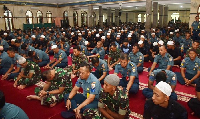 Wujudkan Sinergitas yang Solid, Pangarmada II Gelar Salat Jumat Bersama Satbrimob Polda Jatim