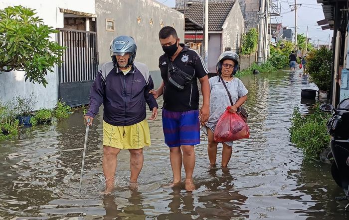 Banjir di Perum Kwadungan Permai Kediri Sampai Setinggi Pinggang, Ratusan Warga Mengungsi Banjir di Perum Kwadungan Permai Kediri Sampai Setinggi Pinggang, Ratusan Warga Mengungsi