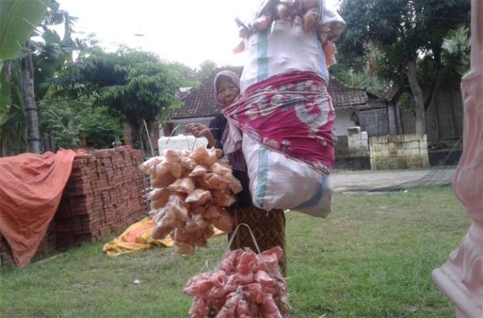 Mengais Asa di Usia Senja, Nenek di Bojonegoro Manfaatkan Bansos PKH untuk Modal Usaha Mengais Asa di Usia Senja, Nenek di Bojonegoro Manfaatkan Bansos PKH untuk Modal Usaha