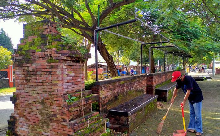 Tak Ada Anggaran Perawatan, Pagar Pembatas Depan Lapangan Sumbergedong Trenggalek Berlumut Tak Ada Anggaran Perawatan, Pagar Pembatas Depan Lapangan Sumbergedong Trenggalek Berlumut