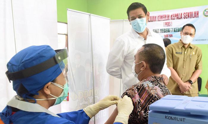 Vaksinasi Guru SMA Berjalan, Wali Kota Kediri: Mudah-mudahan Mempercepat PTM Vaksinasi Guru SMA Berjalan, Wali Kota Kediri: Mudah-mudahan Mempercepat PTM