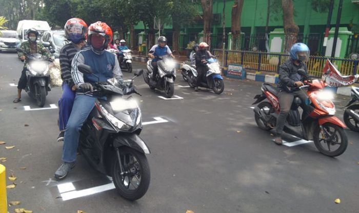 Mirip Garis Start MotoGP, Polres Probolinggo Terapkan Physical Distancing Mirip Garis Start MotoGP, Polres Probolinggo Terapkan Physical Distancing