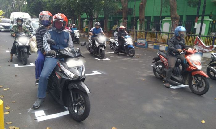 Mirip Garis Start MotoGP, Polres Probolinggo Terapkan Physical Distancing