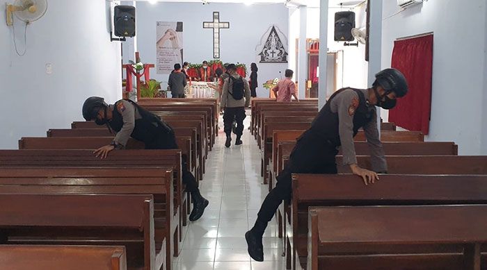 Sterilisasi Gereja, Polres Probolinggo Pastikan Ibadah Jumat Agung Berjalan Aman Sterilisasi Gereja, Polres Probolinggo Pastikan Ibadah Jumat Agung Berjalan Aman