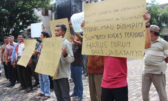 Warga Gedangan Minta Kadesnya Dicopot, Terlibat Kasus Hukum Warga Gedangan Minta Kadesnya Dicopot, Terlibat Kasus Hukum