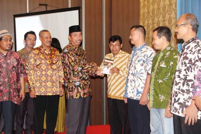 Semen Indonesia Beri Bantuan 2.000 Buku Bacaan untuk 14 Sekolah di Kabupaten Rembang Semen Indonesia Beri Bantuan 2.000 Buku Bacaan untuk 14 Sekolah di Kabupaten Rembang