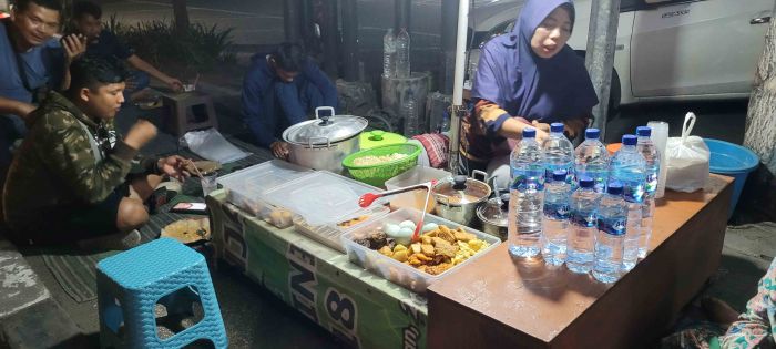Buka Sampai Subuh di Trotoar Jalan dan Alun-Alun, Nasi Boran Khas Lamongan Maknyus, Murah Meriah Buka Sampai Subuh di Trotoar Jalan dan Alun-Alun, Nasi Boran Khas Lamongan Maknyus, Murah Meriah