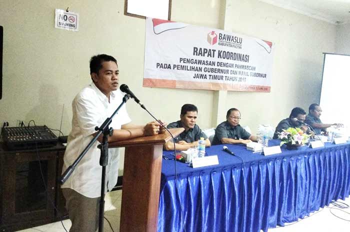 Bawaslu Jatim Warning Mobil Branding Bergambar Paslon Gubernur dan Wakil Gubernur Bawaslu Jatim Warning Mobil Branding Bergambar Paslon Gubernur dan Wakil Gubernur