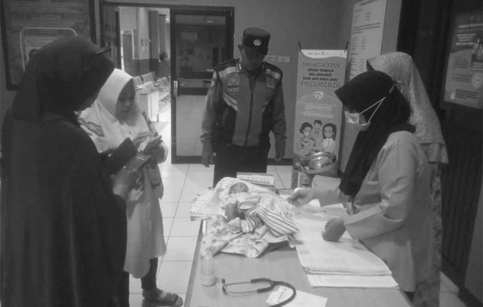 Warga Wonocolo Sidoarjo Digegerkan Penemuan Bayi Laki-laki dalam Rumah Kosong Warga Wonocolo Sidoarjo Digegerkan Penemuan Bayi Laki-laki dalam Rumah Kosong
